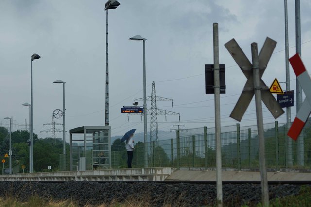 Schilderwald und unbeschrankter Bahnübergang: Bahn-Haltestelle in Breitendiel.  Foto Roland Schönmüller