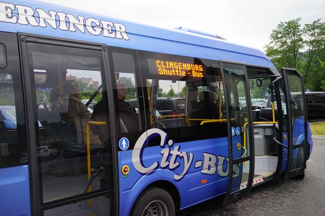 Unterwegs mit freundlicher Busfahrerin: Vorbildlicher Shuttle-Bus-Transfer vom Bahnhof Klingenberg zu den Festspielen auf der Clingenburg und zurück. Gesehen am Samstag, dem 12.Juli 2014 gegen 19.30 Uhr.