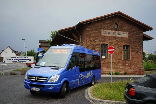 Unterwegs mit freundlicher Busfahrerin: Vorbildlicher Shuttle-Bus-Transfer vom Bahnhof Klingenberg zu den Festspielen auf der Clingenburg und zurück. Gesehen am Samstag, dem 12.Juli 2014 gegen 19.30 Uhr.