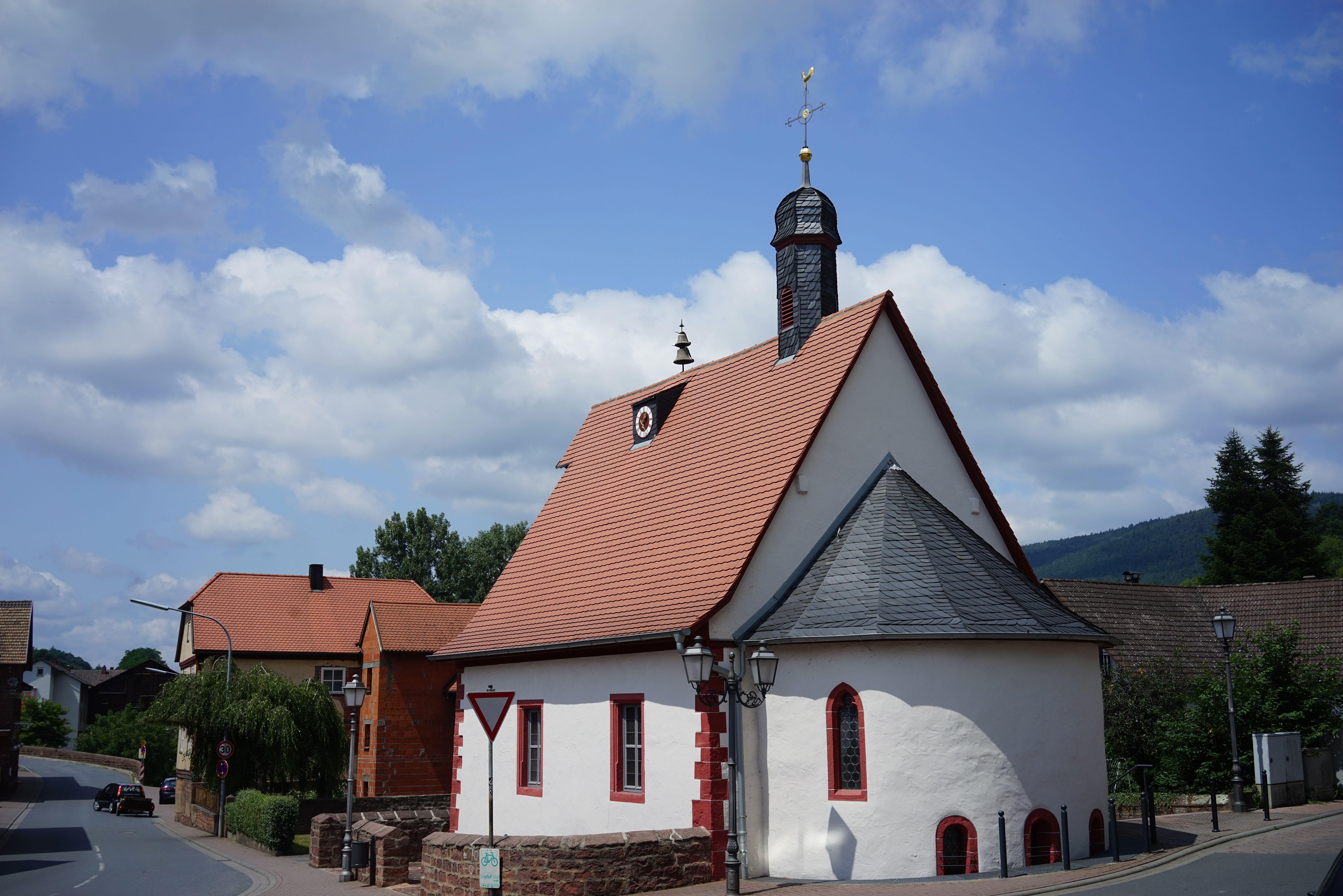 Die Valentinuskapelle in Eichenbühl - eine der ältesten kirchlichen Gebäude im Miltenberger Landkreis war wohl früher eine Spitalkirche an einer sehr belebten Handelsstraße zwischen Frankfurt, Würzburg und Nürnberg.