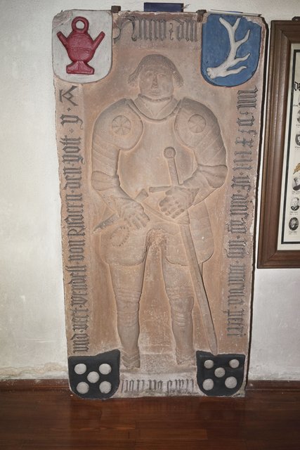 Grabmal (Epitaph) eines Ritters von Riedern in der Kirche St. Kilian in Riedern. Die rote Kanne, ein seltenes Attribut, fand Einzug in das Eichenbühler Gemeindewappen.,