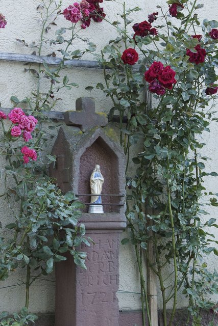 Zeichen der Volksfrömmigkeit: Barocker Bildstock (1726) in Windischbuchen