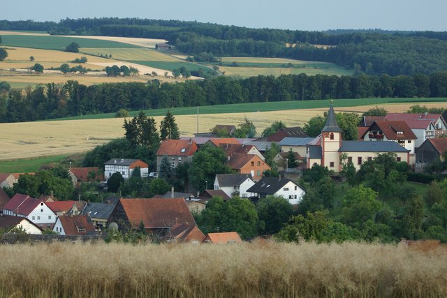 Blick zum Altort von Heppdiel mit seiner Pfarrkirche "St. Mauritius"