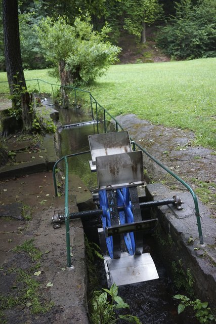 Der Kohlgrund zwischen Eichenbühl und Bürgstadt ist immer einen Besuch wert: Eine Wassertretanlage nebst Wasserrad sind hier ebenso zu finden wie Ruhebänke, Brotzeit-Tische, Lagerfeuer-Ecke und Pavillon.