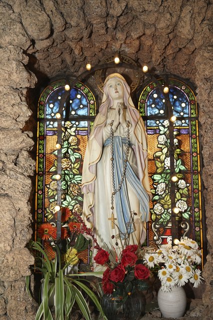 Eindrucksvolle Marien-Statue in der katholischen Kirche "St. Kilian" in Riedern.