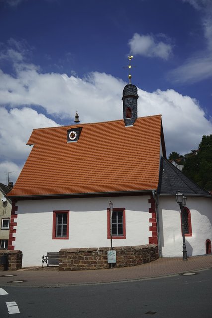 Die Valentinuskapelle hat romanische, mittelalterliche Wurzeln. Es gehört zu den öltesten kirchlichen Gebäuden im Landkreis Miltenberg