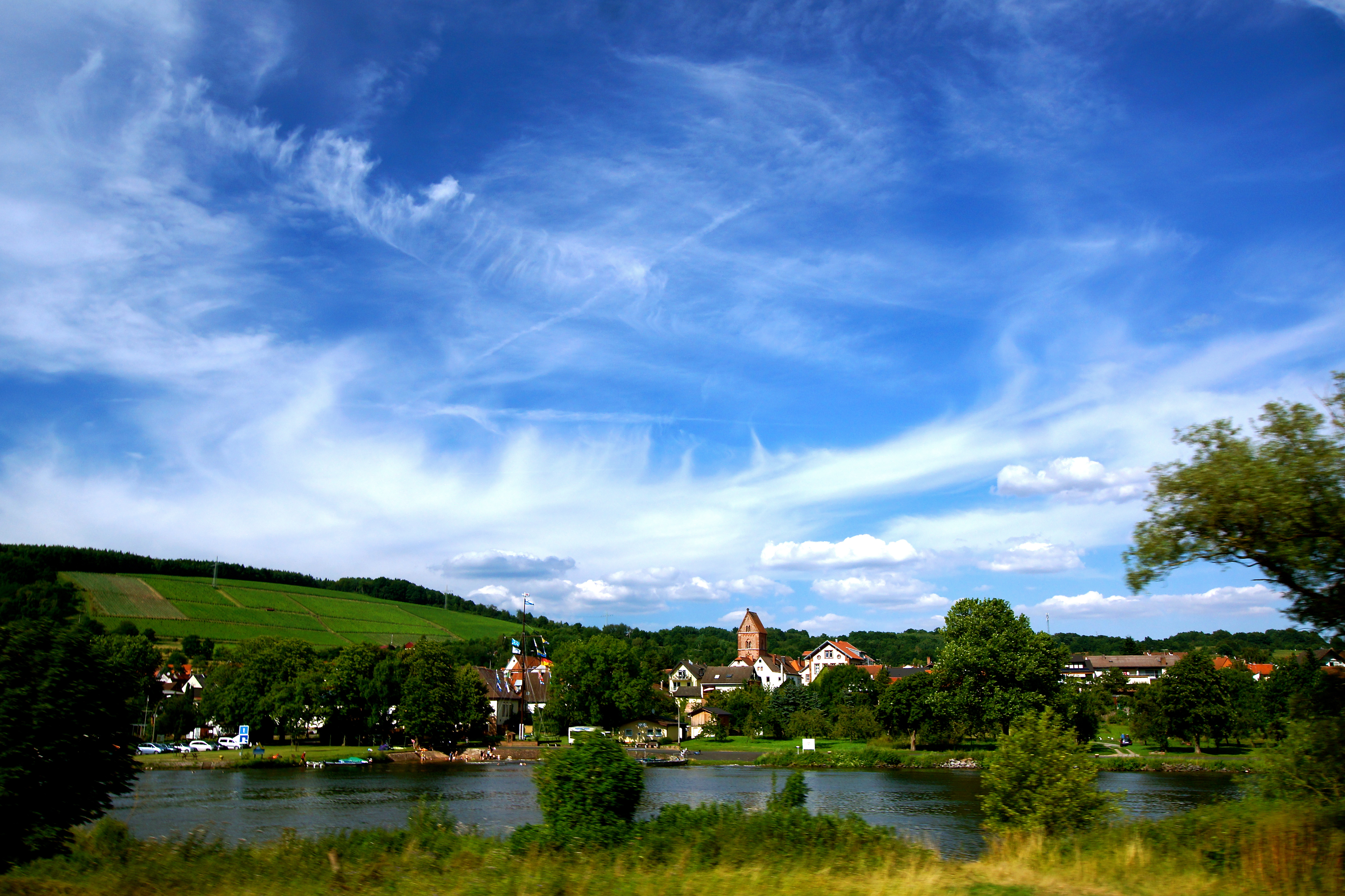 Dorfprozelten und Main an einem Juli-Nachmittag.