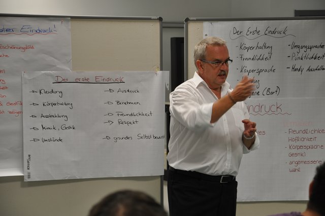 Eberhard Schlage führt durch das Seminar.