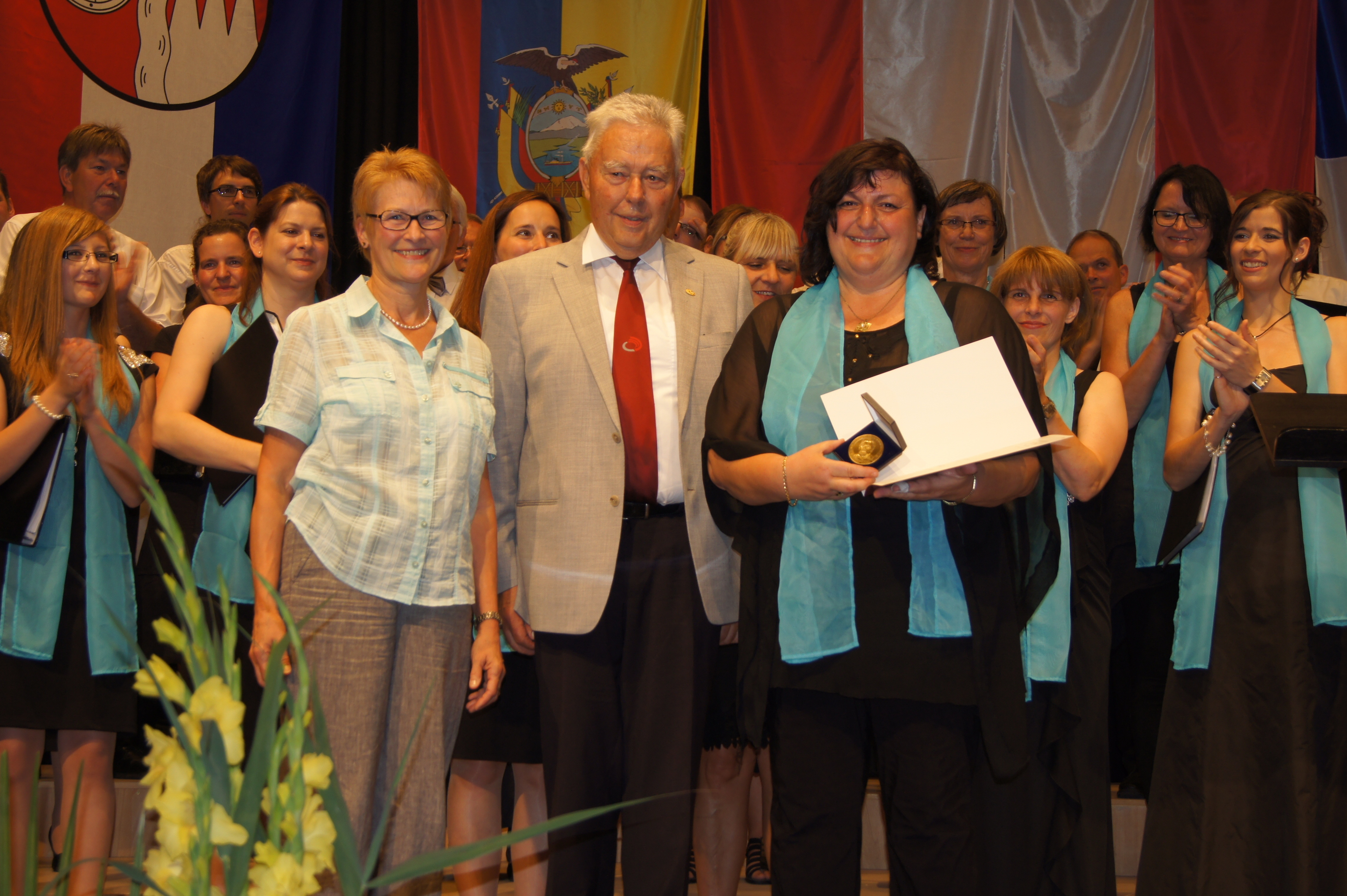 Geschäftsführerin des Maintal-Sängerbundes Heidemarie Schlund und Ehrenpräsident des Maintal-Sängerbundes Franz Knebel danken Kulturreferentin Gabriele Schmidt für ihr Engagement im Chorgesang. Foto: S. Flicker