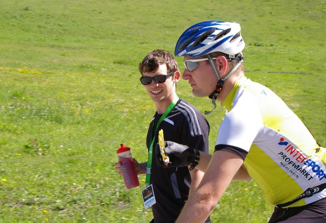Mein Wettkampf meines Lebens ( extreme Triathlon ) 3,8km Swim - 180km Bike - 42,5 Run  5500hm. Das Bild Zeigt: Mich und mein Supporter Rene Schäfer der mich gerade vor dem Gotthardpass Verpflegt. Denn ohnen ein Support wäre der Swissman nicht bezwingbar.