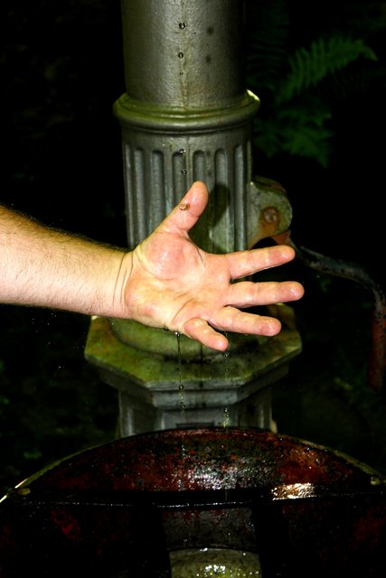 Abkühlung am Brunnen im Schwarzviertel Milterberg