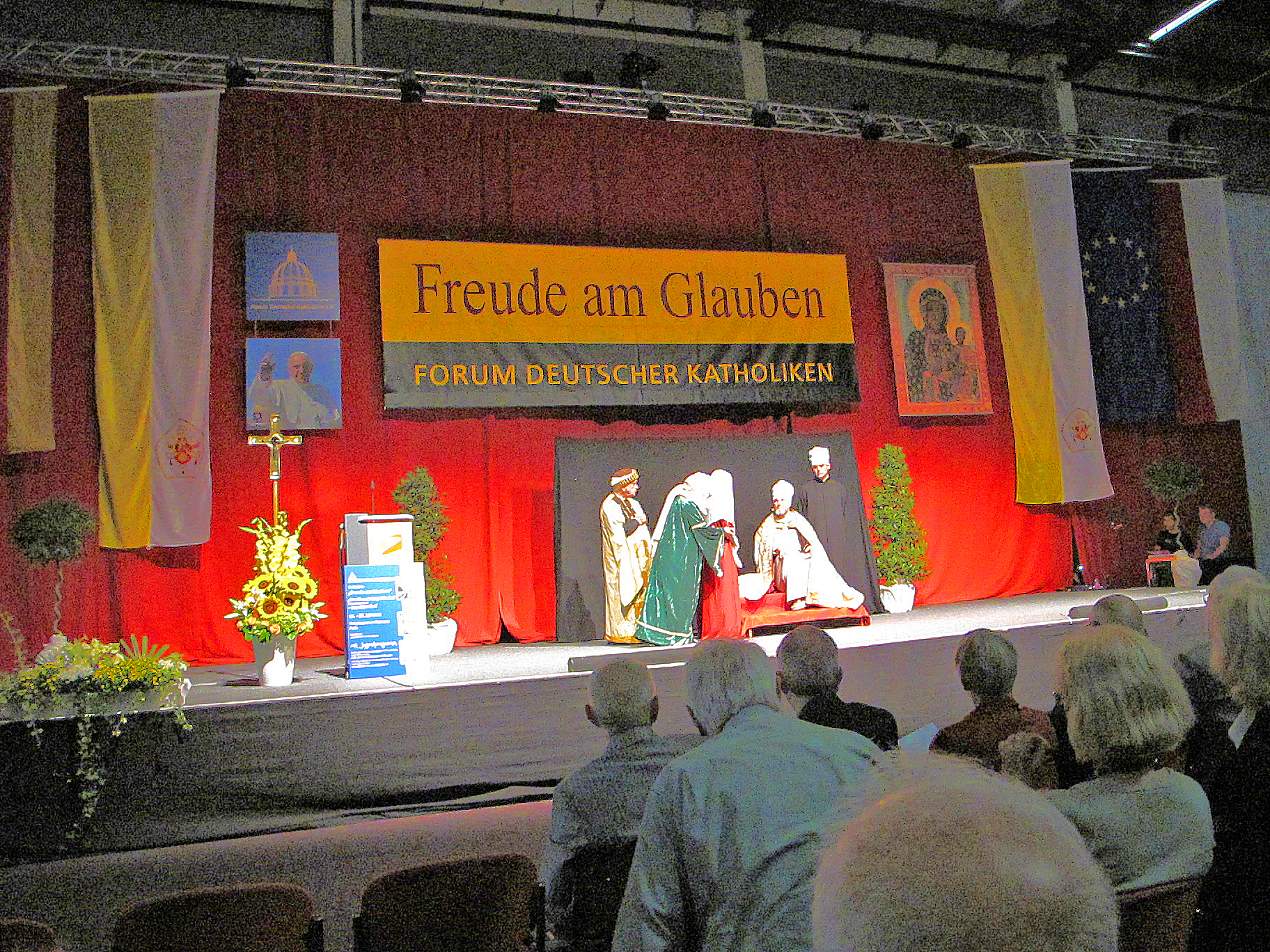 Aufführung auf der Bühne der Kongresshalle "Bei Gott selbst - durch die Augen Mariens"