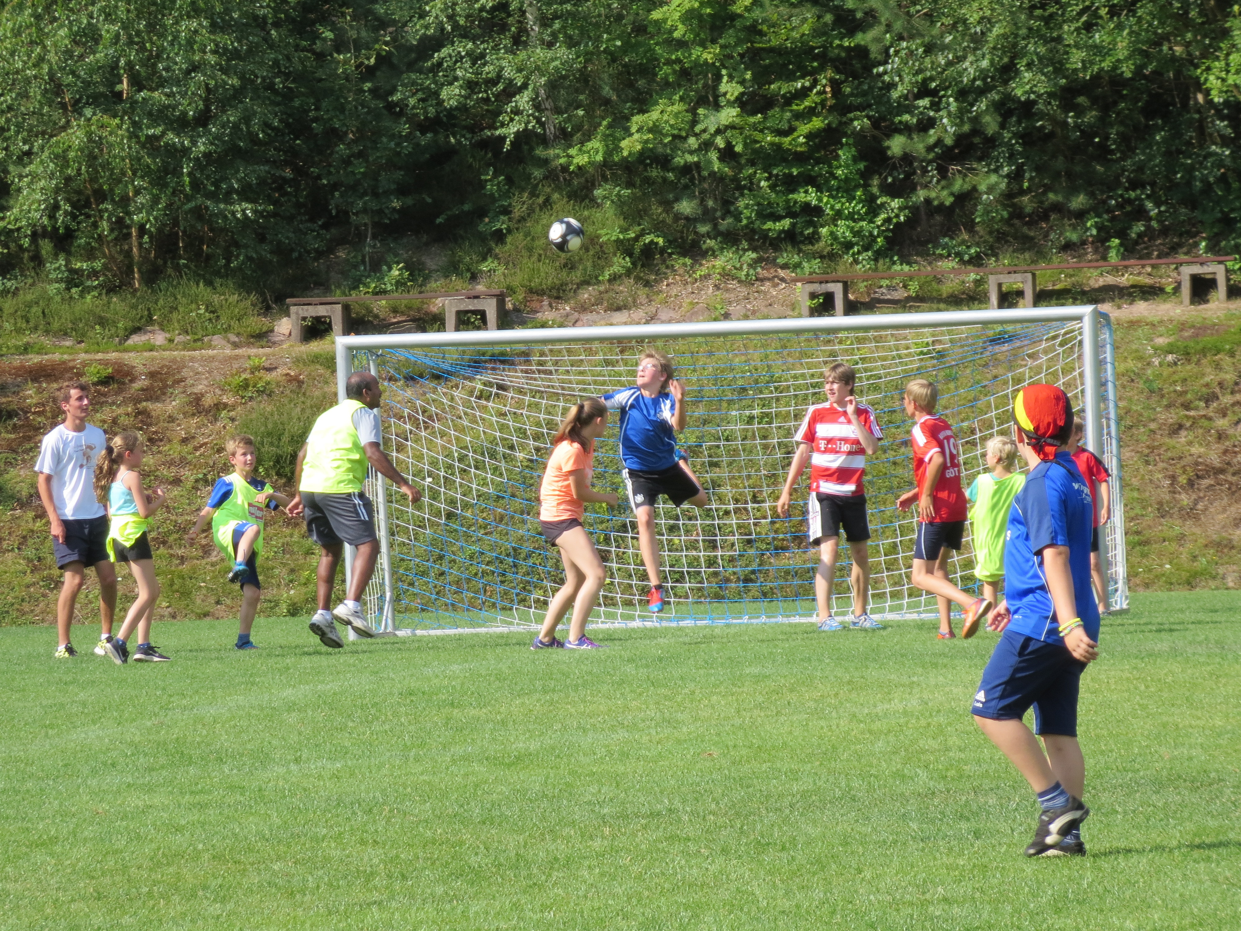 Pater Richard und die Minis beim Fußballspiel.