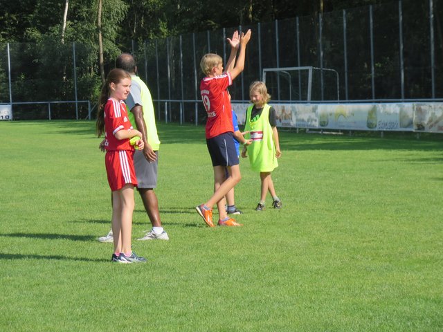 Pater Richard und die Minis beim Fußballspiel.