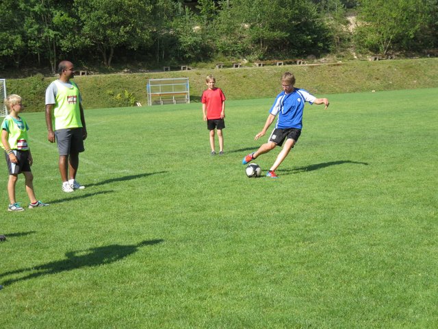 Pater Richard und die Minis beim Fußballspiel.