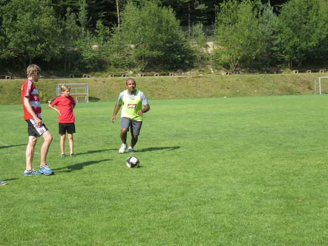 Pater Richard und die Minis beim Fußballspiel.