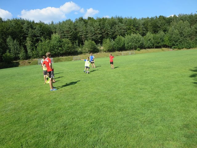 Pater Richard und die Minis beim Fußballspiel.