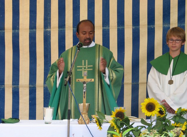 Pater Richard und Ministrant Nico