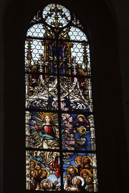 Farbiges Glasfenster mit der Darstellung "Mariä Himmelfahrt" in Lohr in der dortigen Stadtpfarrkirche St. Michael.