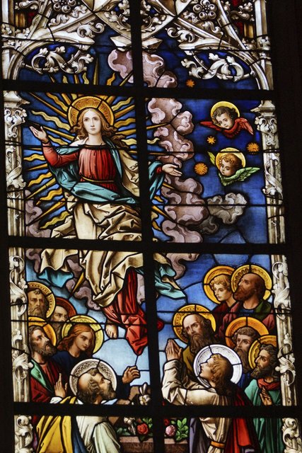 Farbiges Glasfenster mit der Darstellung "Mariä Himmelfahrt" in Lohr in der dortigen Stadtpfarrkirche St. Michael.
