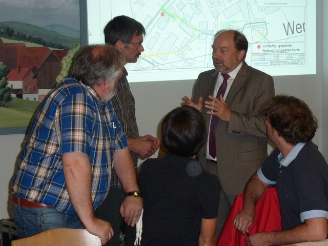 intensive Beratung - von links nach rechts: Stadtkämmerer Herr Klein, Herr Breitenbach (Firma Bayernwerk), Frau Balles, Bürgermeister Demel und Alexander Henn