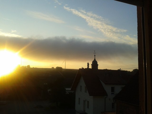 Sonnenaufgang an einem nebligen Morgen