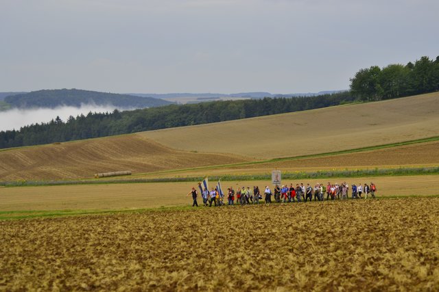 "Wallfahrer ziehen durch das Land" - bei Höhefeld in Richtung Neubrunn