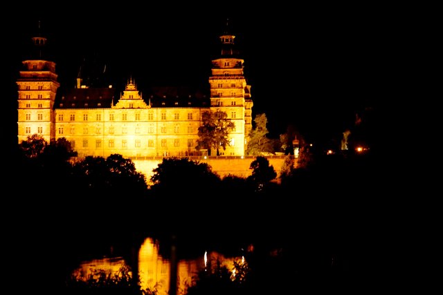Blick vom Volksfestplatz zum illuminierten Aschaffenburger Schloss.