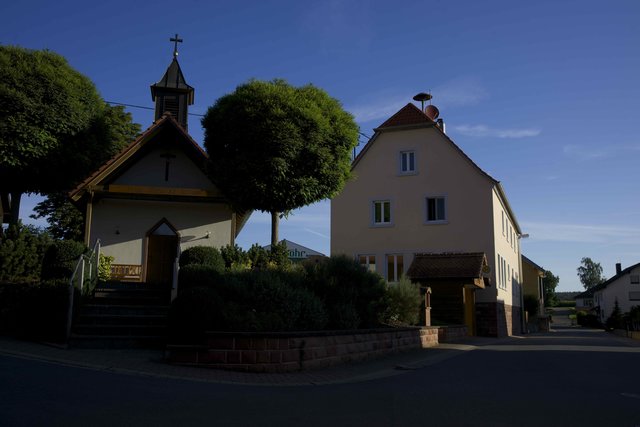 Kirche und Dorfgemeinschaftshaus  in Windischbuchen an einem Augustmorgen