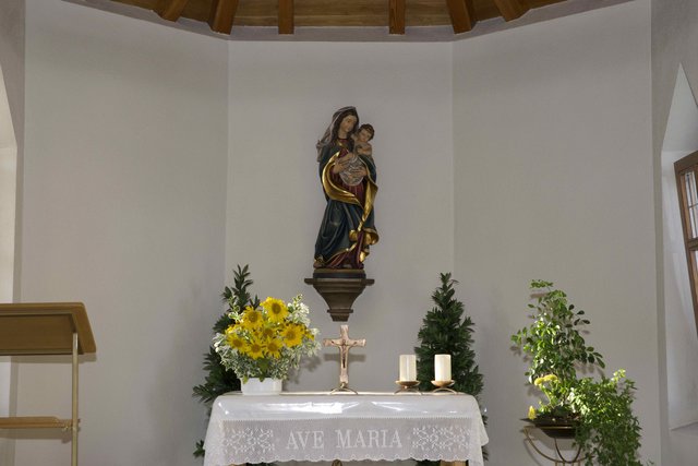 Marienstatue mit Jesuskind in der Kapelle in  Windischbuchen