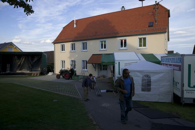 Letzte Vorbereitungen für das Einweihungsfest im August 2014 am Dorfgemeinschaftshaus in Windischbuchen