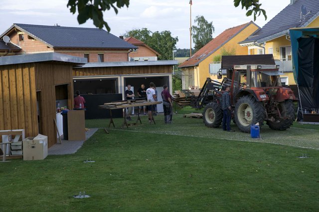 Letzte Vorbereitungen für das Einweihungsfest im August 2014 am Dorfgemeinschaftshaus in Windischbuchen