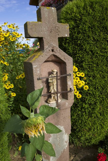 St.Wendelin, der Patron des Viehs und der Landwirte, in einer Aufsatznische eines alten Bildstockes in Windischbuchen