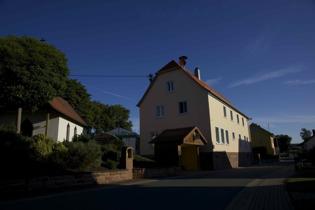Dorfgemeinschaftshaus  in Windischbuchen an einem Augustmorgen