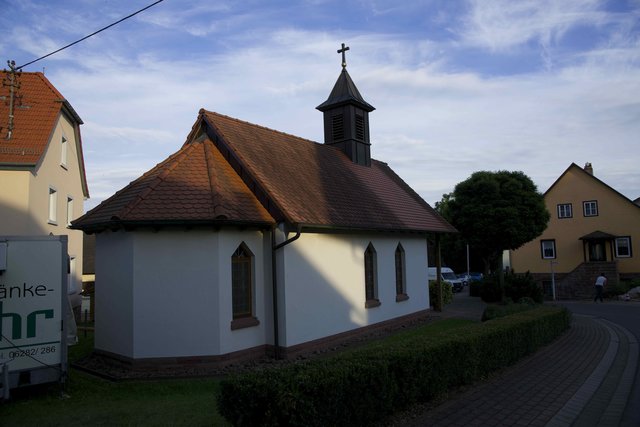 Kapelle und Dorfgemeinschaftshaus (links in Teilansicht) in Windischbuchen