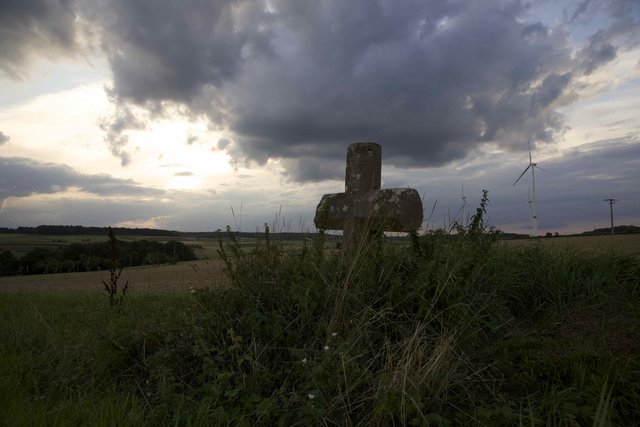 Sühnekreuz in August-Abenddämmerung zwischen Heppdiel und Windischbuchen