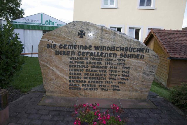 Ehren-Gedenkstein für die verstorbenen Soldaten aus Windischbuchen im Ersten und Zweiten Weltkrieg