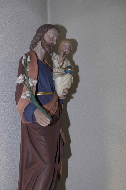 St. Josefsstatue mit Jesuskind in der Kapelle in Windischbuchen