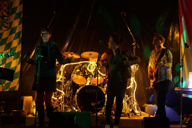 Gelungener Auftritt am Samstagabend in Windischbuchen: temperamentvolle  Musik mit der Gruppe „Nice Time Band“.
