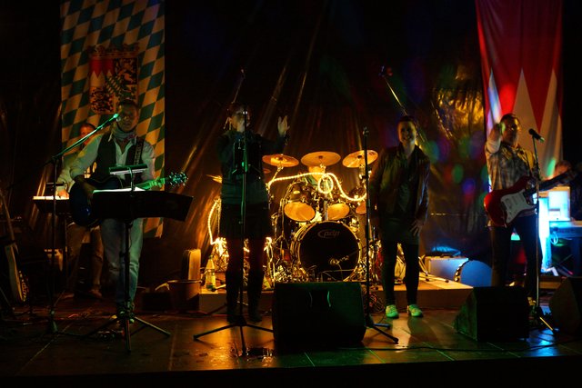 Gelungener Auftritt am Samstagabend in Windischbuchen: temperamentvolle  Musik mit der Gruppe „Nice Time Band“.