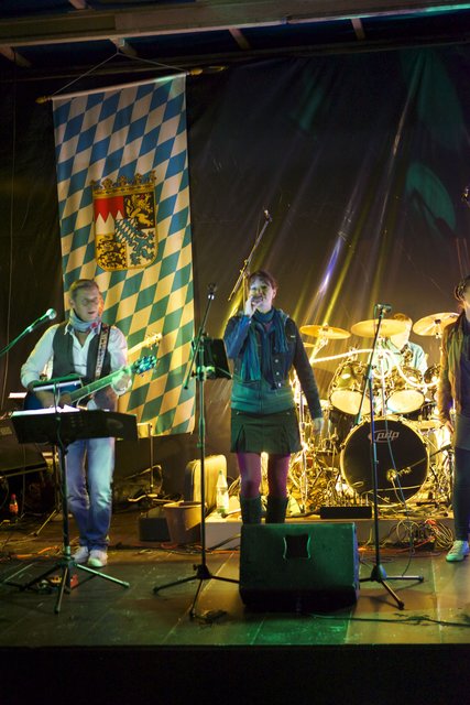 Gelungener Auftritt am Samstagabend in Windischbuchen: temperamentvolle  Musik mit der Gruppe „Nice Time Band“.