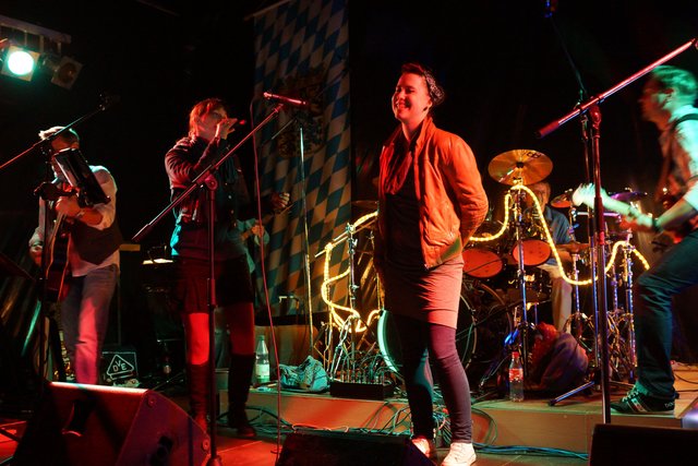 Gelungener Auftritt am Samstagabend in Windischbuchen: temperamentvolle  Musik mit der Gruppe „Nice Time Band“.