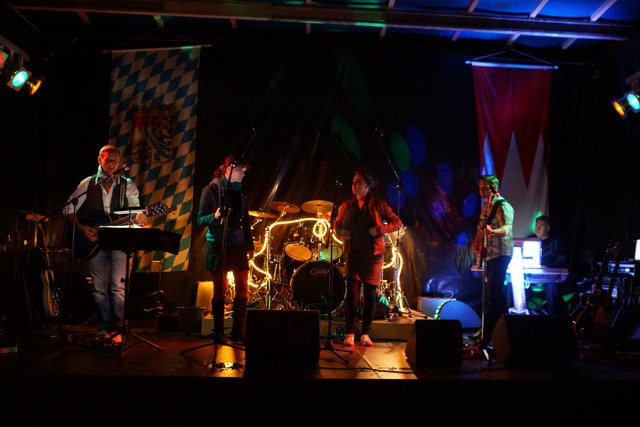 Gelungener Auftritt am Samstagabend in Windischbuchen: temperamentvolle  Musik mit der Gruppe „Nice Time Band“.