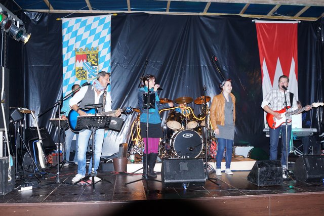 Gelungener Auftritt am Samstagabend in Windischbuchen: temperamentvolle  Musik mit der Gruppe „Nice Time Band“.