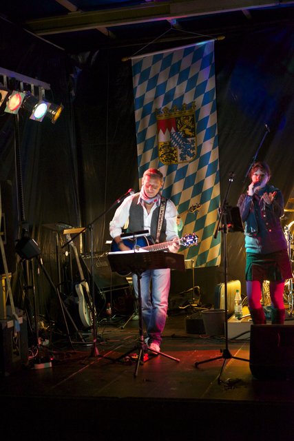 Gelungener Auftritt am Samstagabend in Windischbuchen: temperamentvolle  Musik mit der Gruppe „Nice Time Band“.