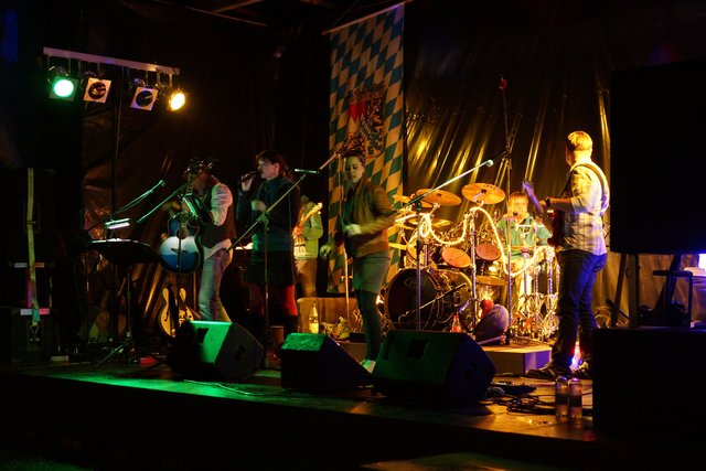 Gelungener Auftritt am Samstagabend in Windischbuchen: temperamentvolle  Musik mit der Gruppe „Nice Time Band“.