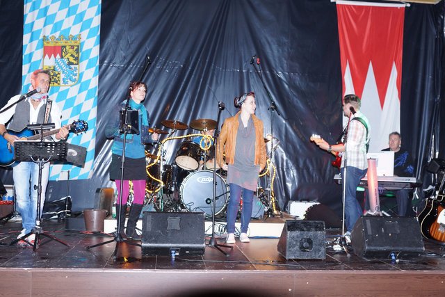 Gelungener Auftritt am Samstagabend in Windischbuchen: temperamentvolle  Musik mit der Gruppe „Nice Time Band“.