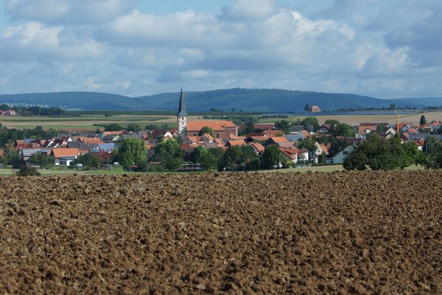 Blick über Röllbach zur Wendelinuskapelle bei Mönchberg
