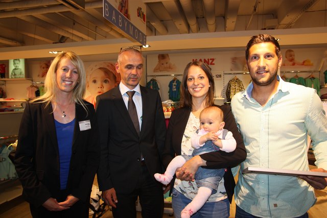 Frau Fürst vom news verlag und Herr Lüder vom Wohn-Center Spilger gratulieren Marla Fries und deren Eltern zum 3. Platz.