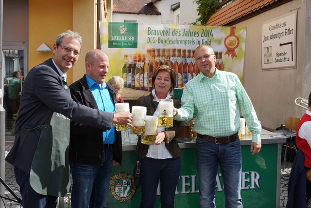 Bartholomäusmarkt im Luftkurort Mönchberg: Erfolgreicher Bieranstich am Festsonntag, u.a. mit 1. Bürgermeister Thomas Zöller und Frau Sabine Bauer (Distelhäuser Brauerei)
